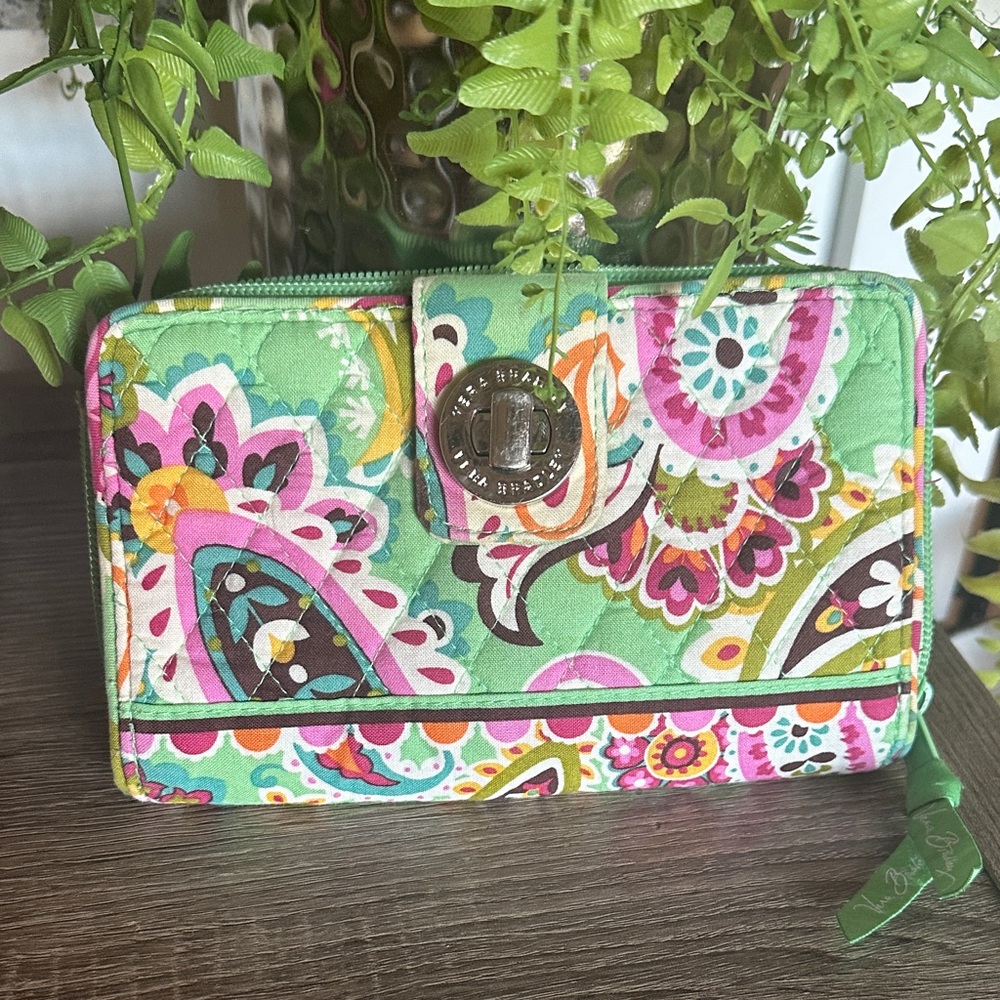 ✳️Vera Bradley Tutti Frutti Turn
Lock Wallet Mint Green Multicolor Paisley